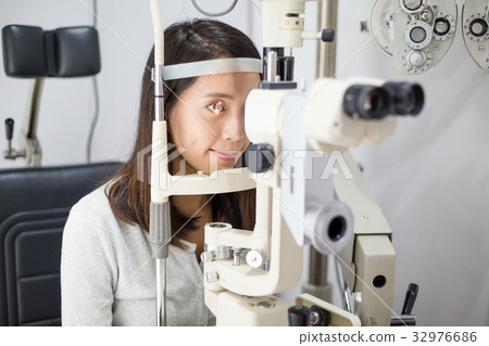 Woman doing eye test 32976686