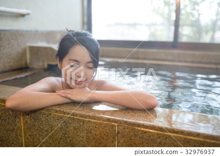 Woman enjoy onsen in Japan 32976937
