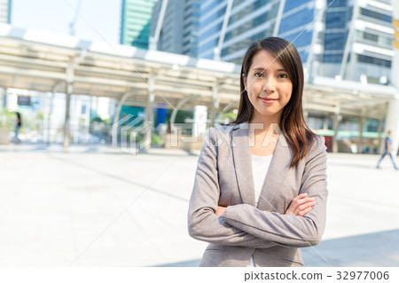 Confident businesswoman portrait 32977006