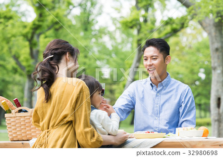 Families enjoying picnics 32980698