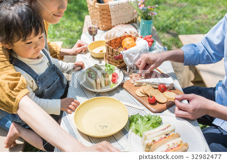 A picnic A picnic 32982477
