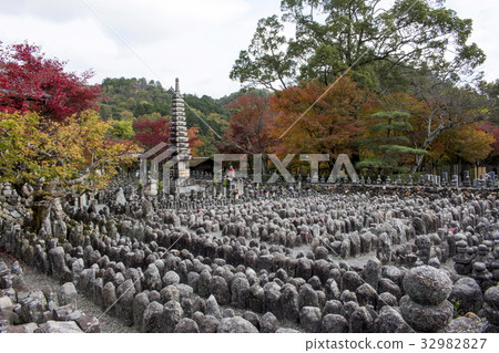 Autumn leaves of Nanno Buddha Temple Autumn leaves of Nanno Buddha Temple 32982827