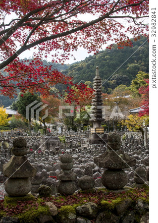 Autumn leaves of Nanno Buddha Temple 32982841