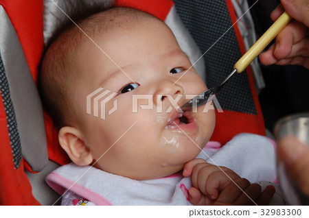 Feeding baby meals, Taiwan Feeding baby meals, Taiwan 32983300