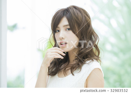 young woman      32983532