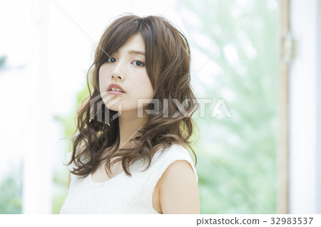 年輕的女士 32983537