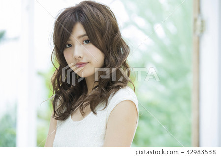 年輕的女士 32983538