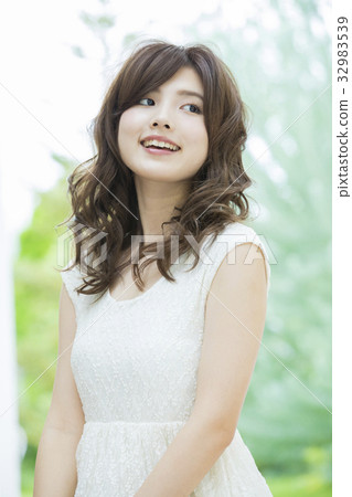 年輕的女士 32983539