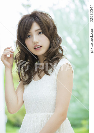 young woman      32983544