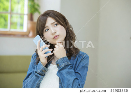 A woman watching a smartphone 32983886