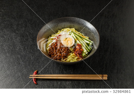 Jar noodles zhajiangmian 32984861