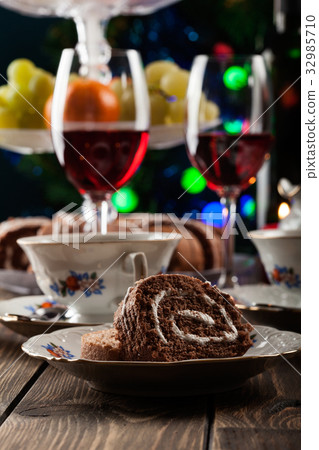 Cake on the high tea set 32985710