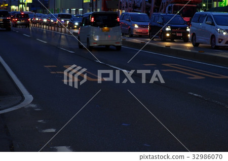 Traffic jam at dusk Speed display and headlights connected to oncoming traffic lane 32986070