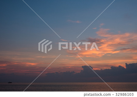 A sunset A sunset 32986103