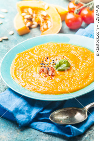 Pumpkin and carrot soup 32987439