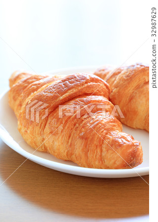 Delicious croissant 32987629