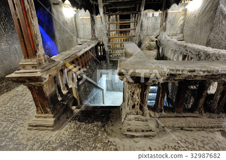 Interior of salt mine 32987682