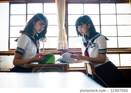 高中女生學習 32987808