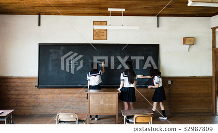 在黑板的高中女孩文字 32987809