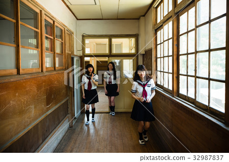 學校走廊高中女生 學校走廊高中女生 32987837