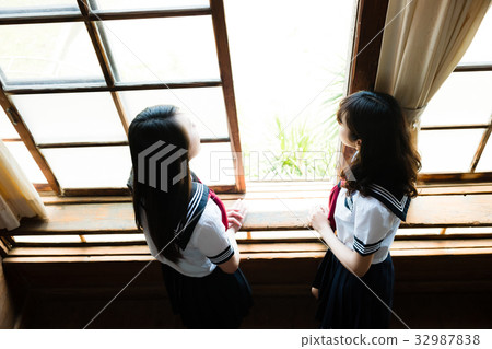 看在教室外面的高中女孩 32987838