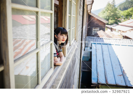 看在教室外面的高中女孩 看在教室外面的高中女孩 32987921