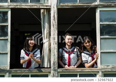 看在教室外面的高中女孩 看在教室外面的高中女孩 32987922