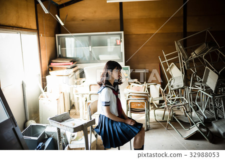 學校的女生 32988053