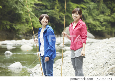 一個女人享受釣魚 一個女人享受釣魚 32988264