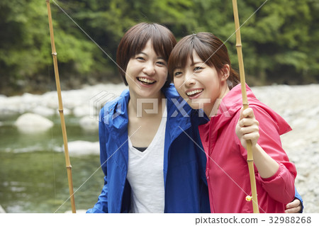 一個女人享受釣魚 32988268