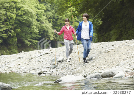 一個女人享受釣魚 一個女人享受釣魚 32988277