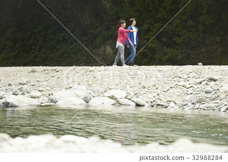 走在河岸的婦女 32988284