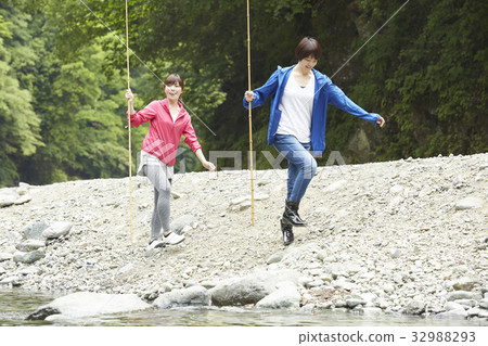 一個女人享受釣魚 32988293