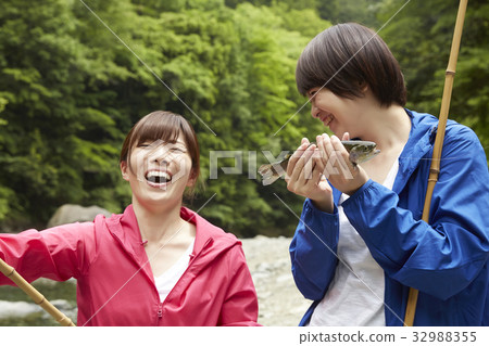 一個女人享受釣魚 32988355