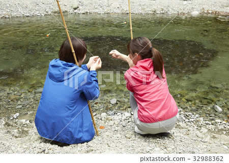 一個女人享受釣魚 32988362