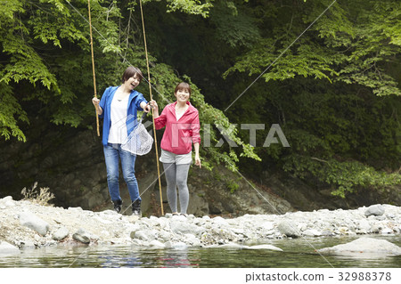 一個女人享受釣魚 一個女人享受釣魚 32988378