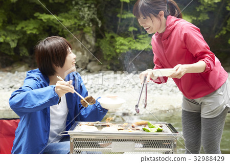 一個女人享受燒烤 32988429