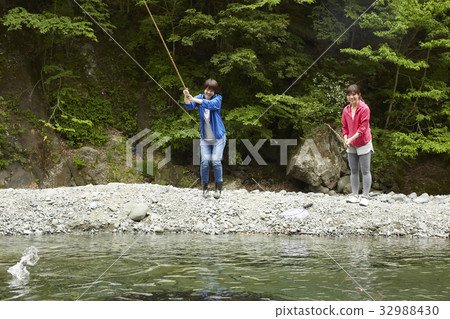 一個女人享受釣魚 32988430