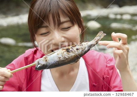 一個女人享受燒烤 32988467