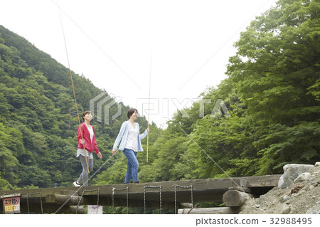 一個女人享受釣魚 32988495