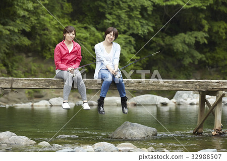 一個女人享受釣魚 32988507