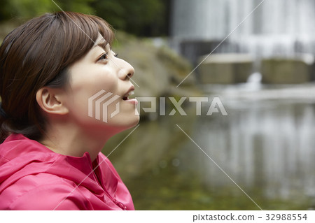 放鬆在河岸的婦女 32988554
