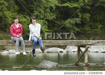 一個女人享受釣魚 一個女人享受釣魚 32988646