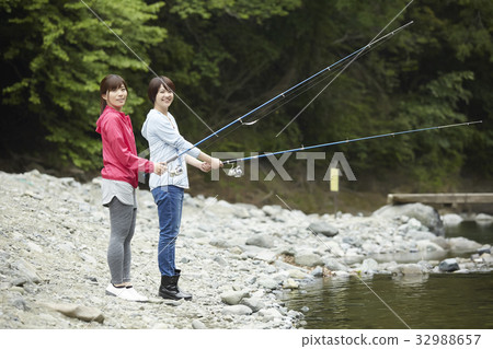 一個女人享受釣魚 32988657