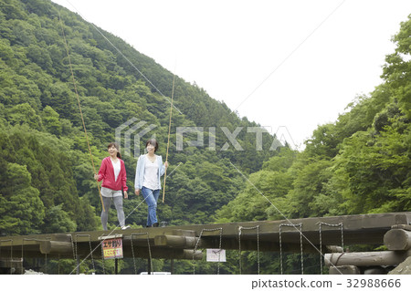 一個女人享受釣魚 一個女人享受釣魚 32988666