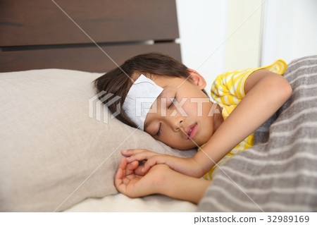 Kid sleeping in bed with cold 32989169