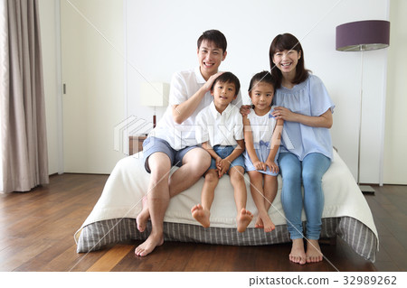 4 people family 32989262