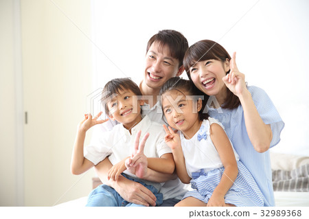 4 people family 32989368