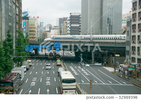 東京東海道新幹線N700系列在新橋附近運行 東京東海道新幹線N700系列在新橋附近運行 32989396
