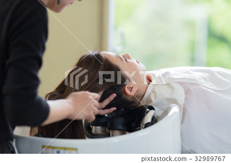 Beauty salon salon woman shampoo image 32989767